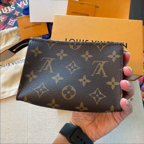 LV toiletry 15 - Picture 2 of 12